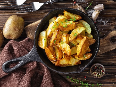 Пържени картофи по селски с чубрица и червен пипер - снимка на рецептата